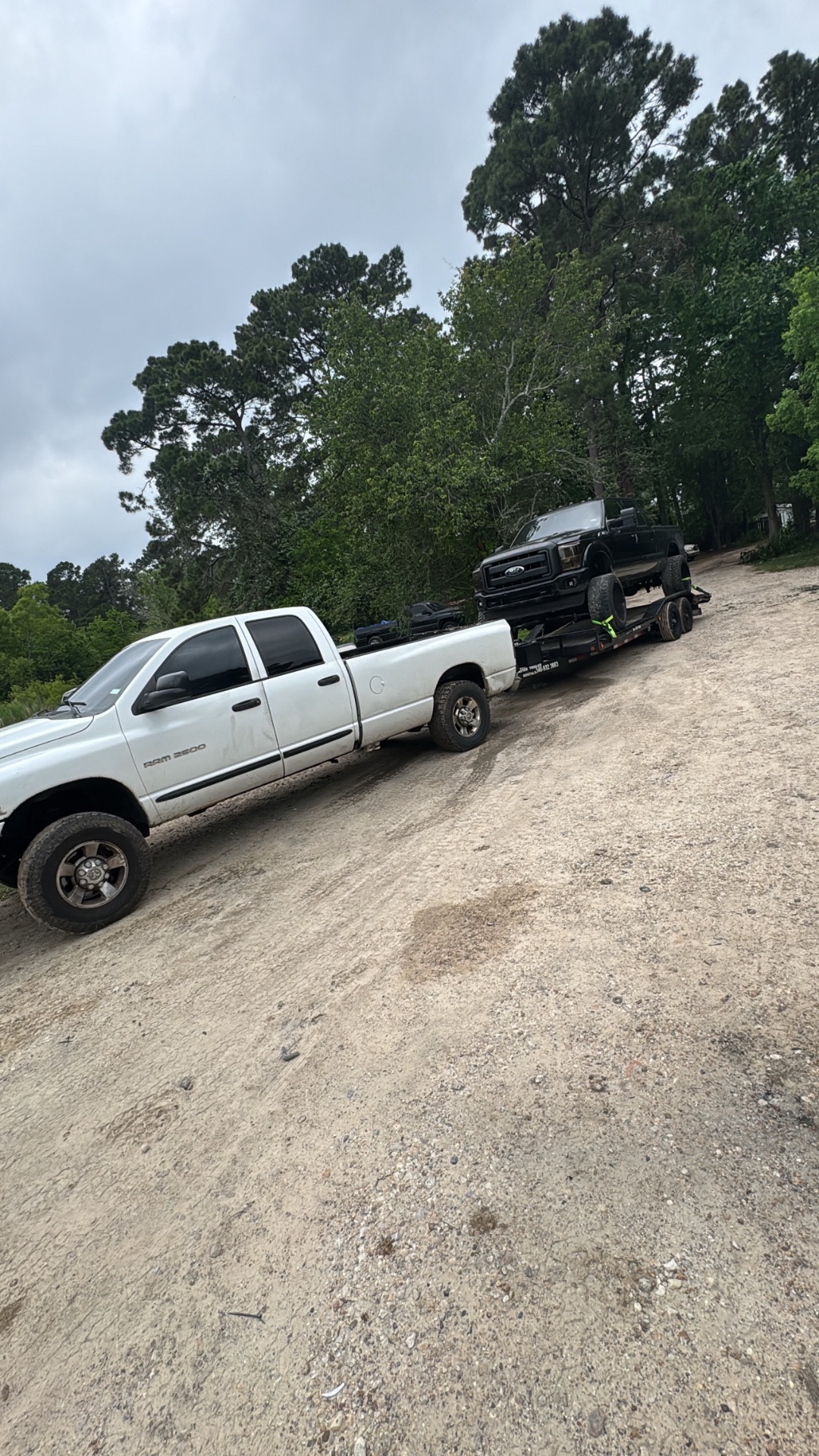 Ford Super Duty hauled by Ram 2500 on Eastex trailer